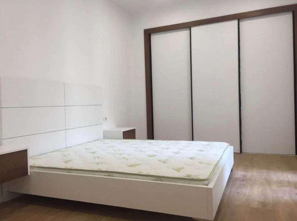 Tirane, jepet me qera apartament 2+1+Ballkon Kati 6, 80 m² 700 € (Rruga Irfan Tomini)