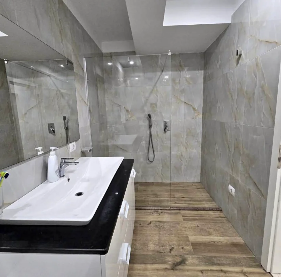 Tirane, jepet me qera apartament 2+1+Ballkon Kati 6, 80 m² 700 € (Rruga Irfan Tomini)