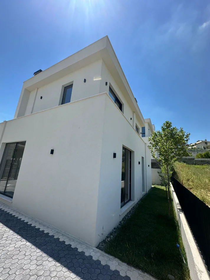 Tirane, shitet Vile Vile 3 Katshe , 240 m² 750.000 € (Liqeni i Thate)