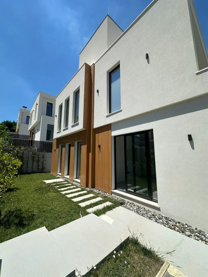 Tirane, shitet Vile Vile 3 Katshe , 240 m² 750.000 € (Liqeni i Thate)