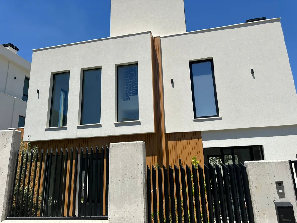 Tirane, shitet Vile Vile 3 Katshe , 240 m² 750.000 € (Liqeni i Thate)