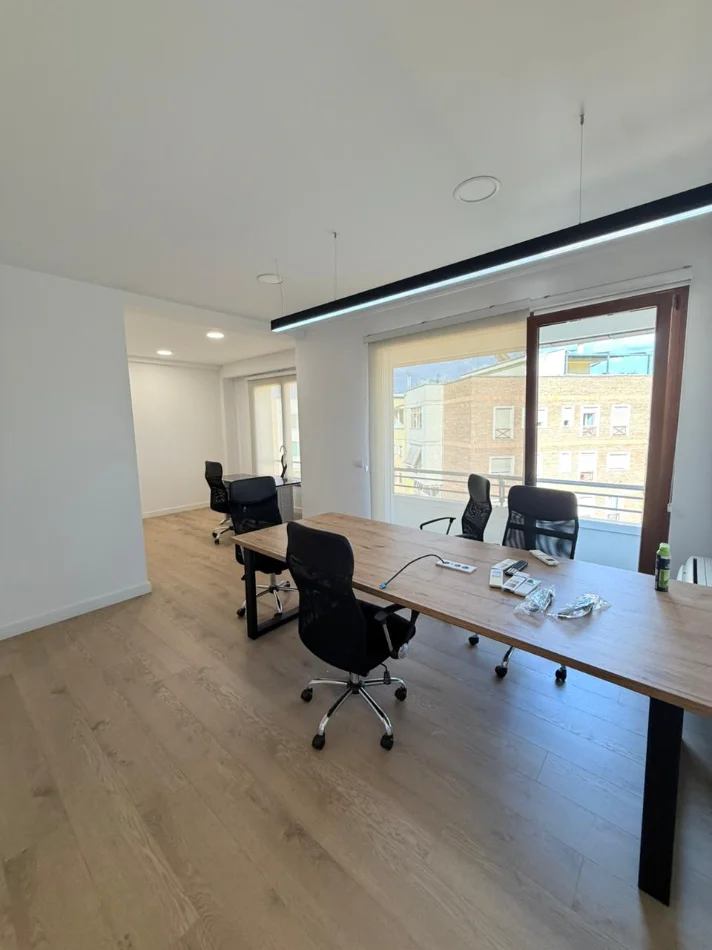 Tirane, jepet me qera ambjent biznesi , 200 m² 2.500 € (Kompleksi Delijorgji)