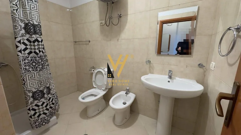Tirane, jepet me qera apartament 1+1+Ballkon Kati 3, 73 m² 670 € (QENDER)