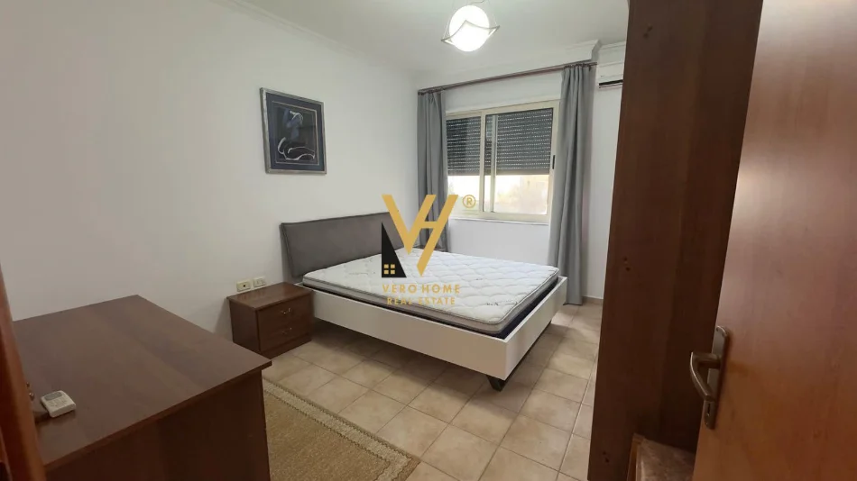 Tirane, jepet me qera apartament 1+1+Ballkon Kati 3, 73 m² 670 € (QENDER)