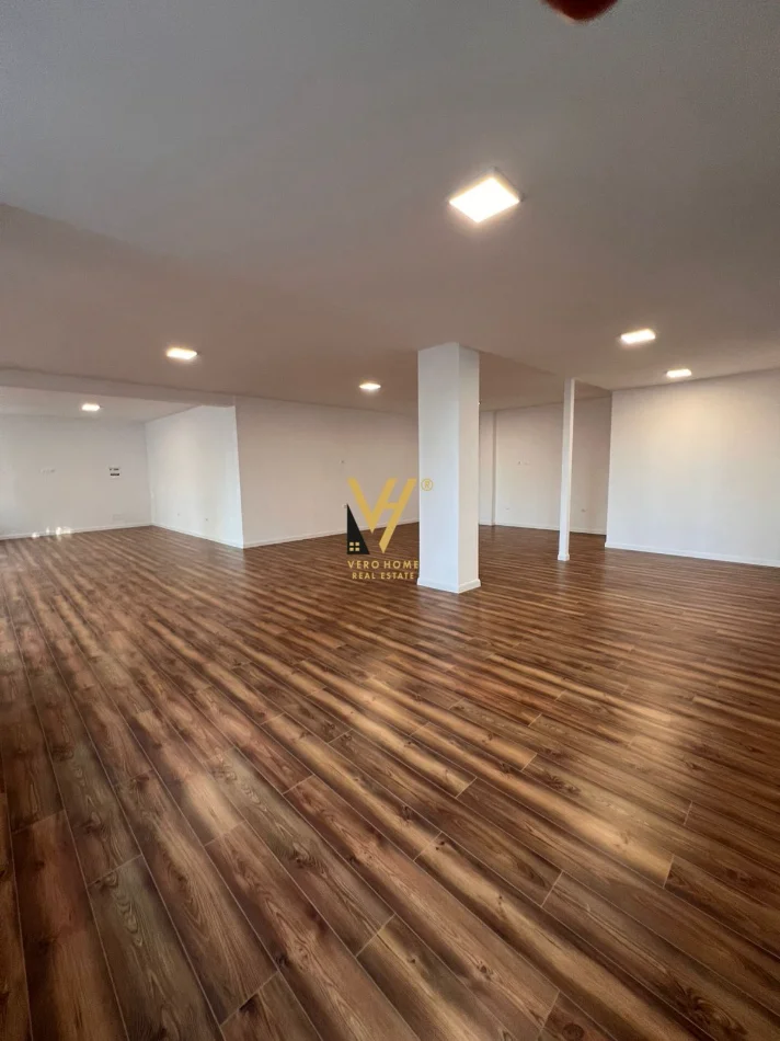 Tirane, jepet me qera ambjent biznesi Kati 0, 150 m² 1.820 € (LIQENI I THATE)
