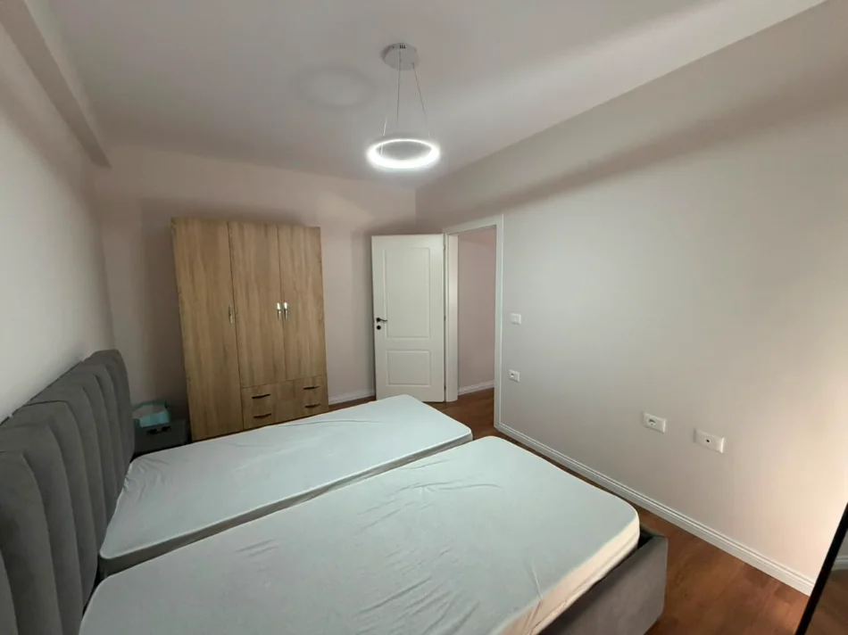 Tirane, jepet me qera apartament 2+1 Kati 2, 80 m² 750 € (RRUGA E BARRIKADAVE)