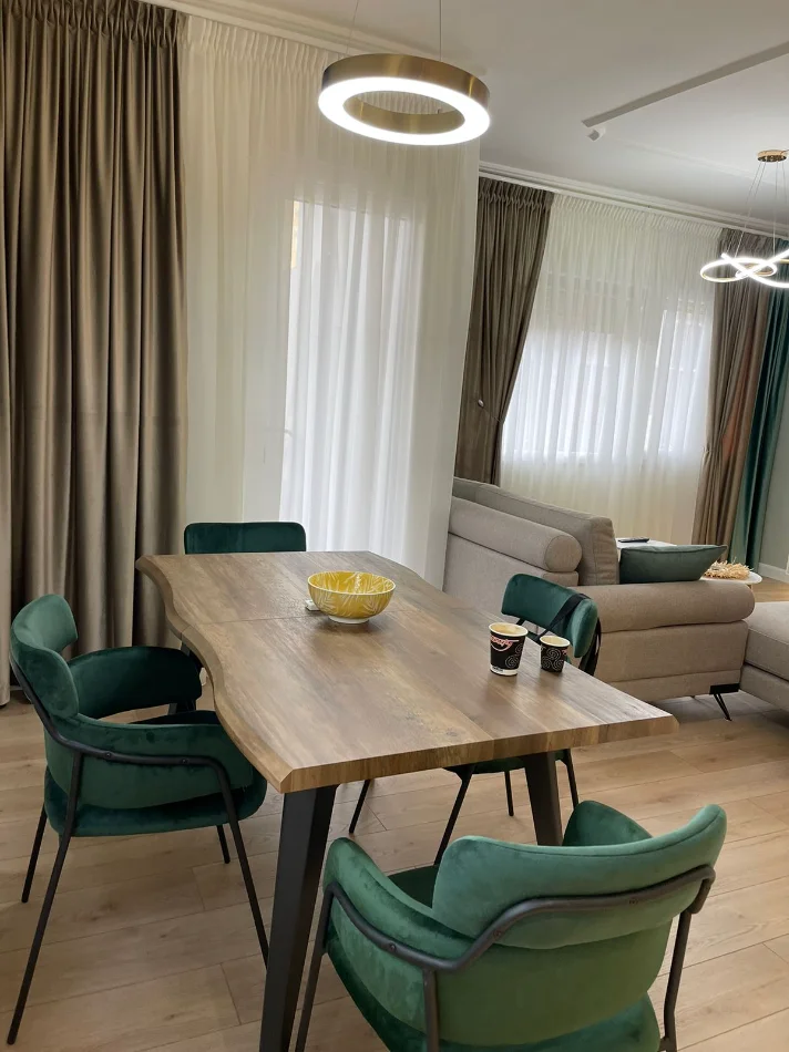 Tirane, jepet me qera apartament 2+1+Ballkon Kati 3, 100 m² 930 € (Kristal Center)