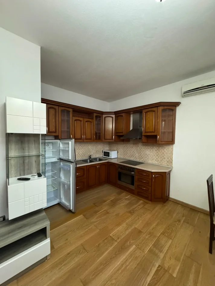 Tirane, jepet me qera apartament 1+1 Kati 1, 85 m² 300 € (Sauk)