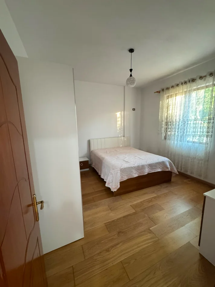Tirane, jepet me qera apartament 1+1 Kati 1, 85 m² 300 € (Sauk)