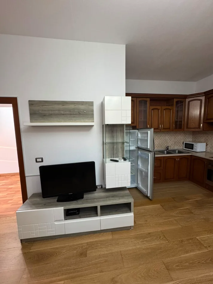 Tirane, jepet me qera apartament 1+1 Kati 1, 85 m² 300 € (Sauk)