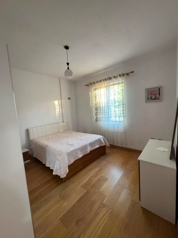 Tirane, jepet me qera apartament 1+1 Kati 1, 85 m² 300 € (Sauk)
