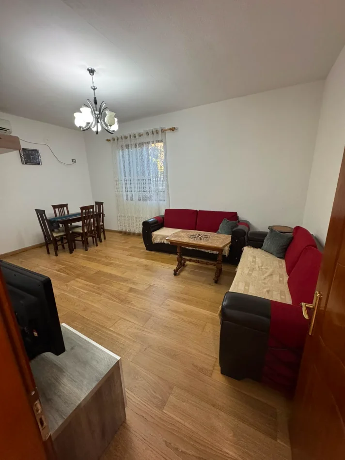 Tirane, jepet me qera apartament 1+1 Kati 1, 85 m² 300 € (Sauk)