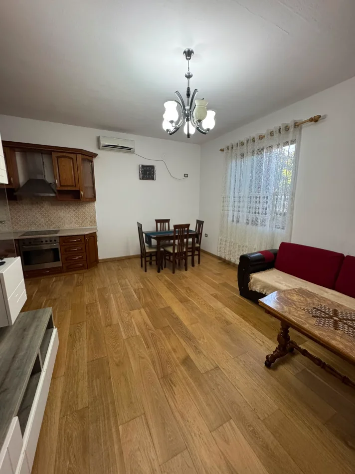 Tirane, jepet me qera apartament 1+1 Kati 1, 85 m² 300 € (Sauk)