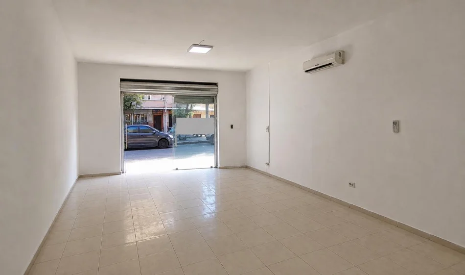 Tirane, jepet me qera dyqan Kati 0, 33 m² 800 €