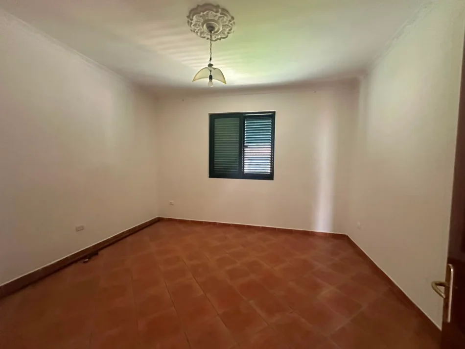 Durres, shitet shtepi , 466 m² 350.000 € (Kryqit të Kuq)