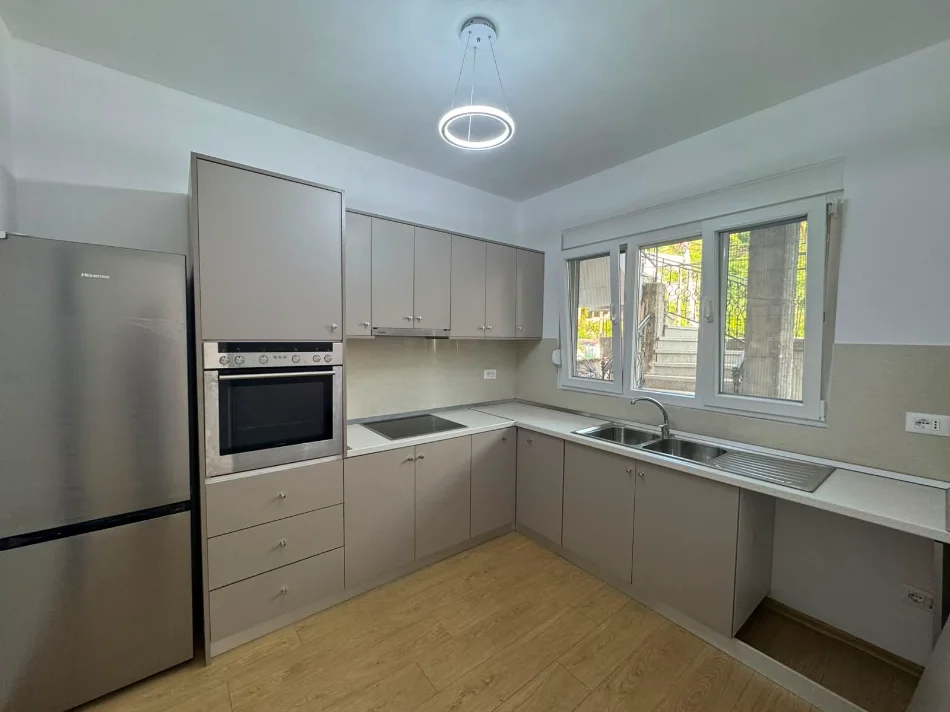 Tirane, jepet me qera apartament 2+1 Kati 1, 100 m² 400 € (Misto Mame, Rruga Hamdi Cullhaj)