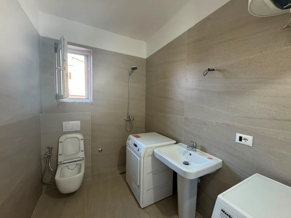 Tirane, jepet me qera apartament 2+1 Kati 1, 100 m² 400 € (Misto Mame, Rruga Hamdi Cullhaj)