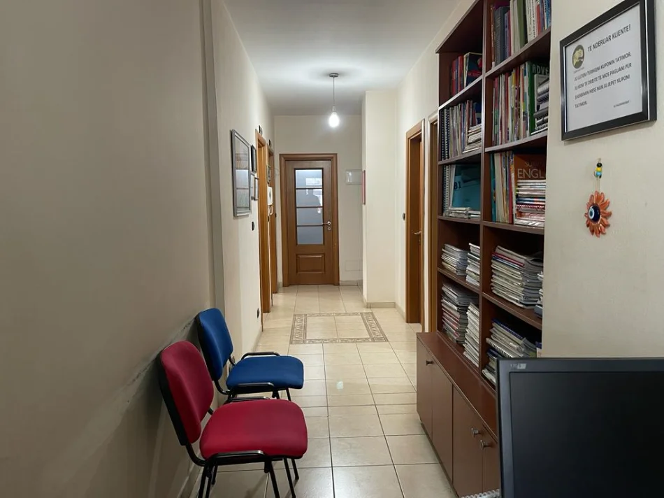 ● Me Qera: ZYRË 197 m² me 2 🚾📍DON BOSKO (Përballe Kishës Katolike) ⛪️ Kati 2, Ndarë në 7 Ambiente Pune + Depo | Çmimi: 850€ NETO/Muaj 🔥