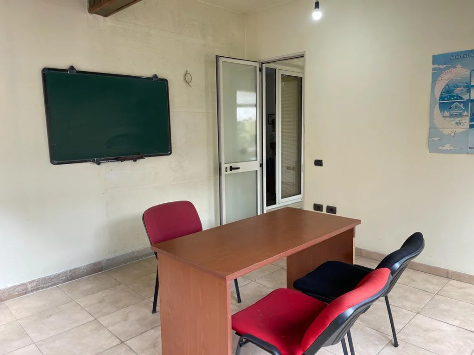● Me Qera: ZYRË 197 m² me 2 🚾📍DON BOSKO (Përballe Kishës Katolike) ⛪️ Kati 2, Ndarë në 7 Ambiente Pune + Depo | Çmimi: 850€ NETO/Muaj 🔥