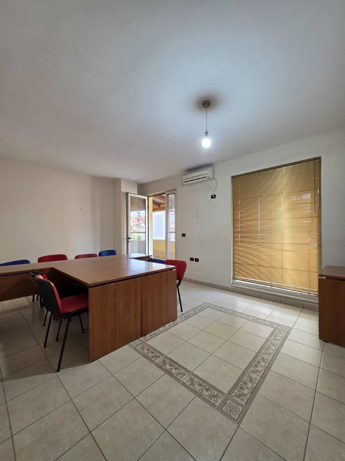 ● Me Qera: ZYRË 197 m² me 2 🚾📍DON BOSKO (Përballe Kishës Katolike) ⛪️ Kati 2, Ndarë në 7 Ambiente Pune + Depo | Çmimi: 850€ NETO/Muaj 🔥