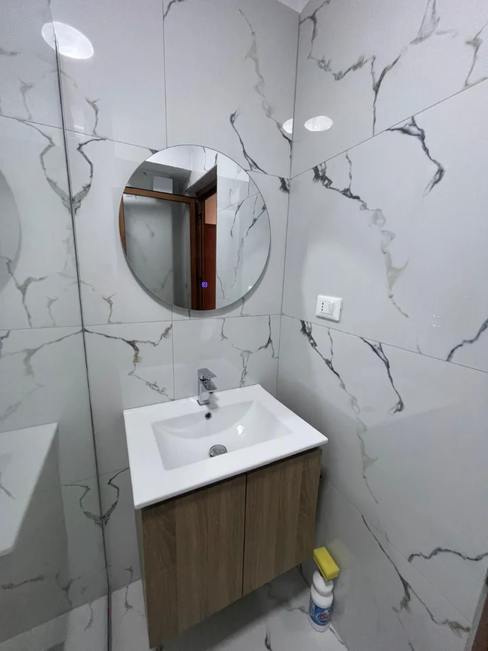 Tirane, jepet me qera apartament 1+1+Ballkon Kati 4, 50 m² 630 € (Rruga Hoxha tasim)