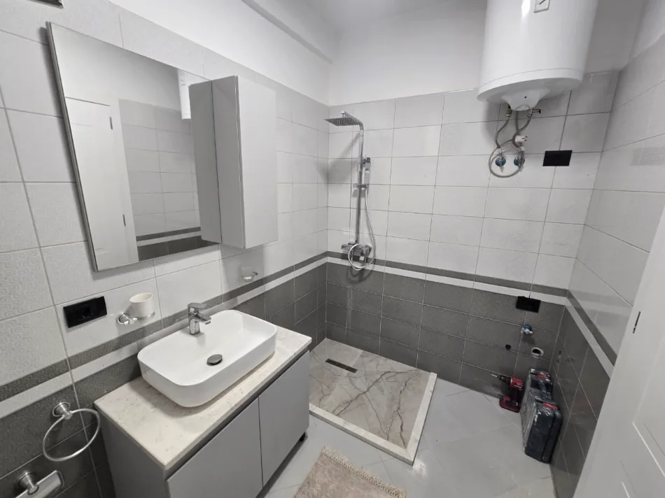 Tirane, shitet apartament 1+1+Ballkon Kati 5, 67 m² 121.000 € (Astir)