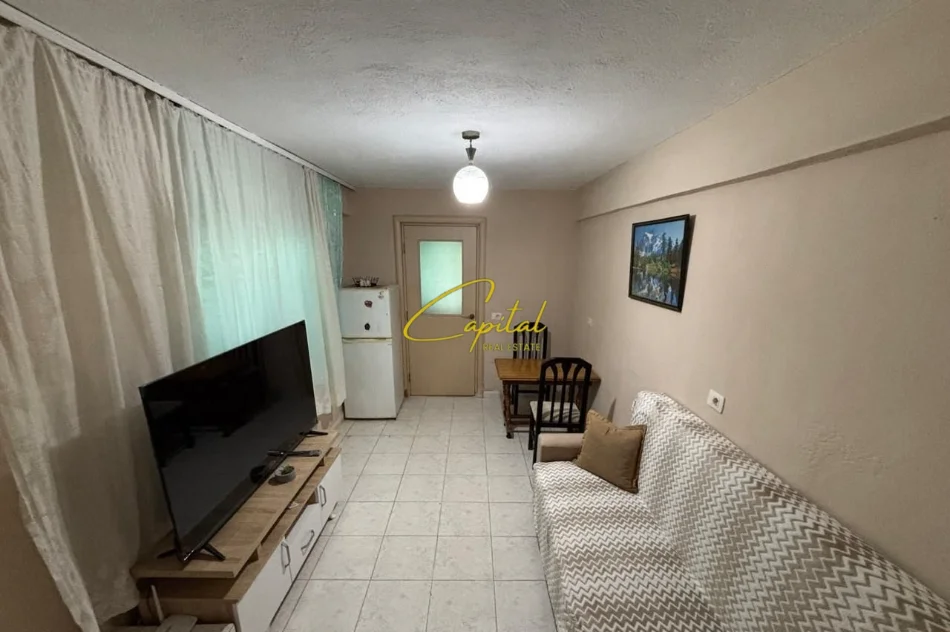 Tirane, jepet me qera apartament 1+1 Kati 1, 70 m² 400 € (PAZARI I RI)