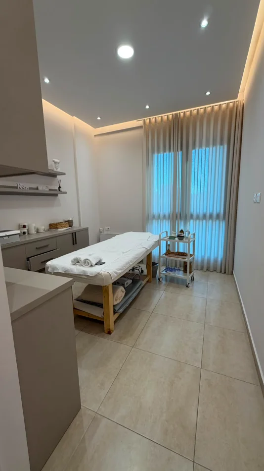 Tirane, jepet me qera ambjent biznesi , 100 m² 1.100 € (Square 21, Tiranë)