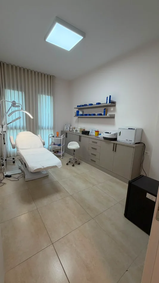 Tirane, jepet me qera ambjent biznesi , 100 m² 1.100 € (Square 21, Tiranë)