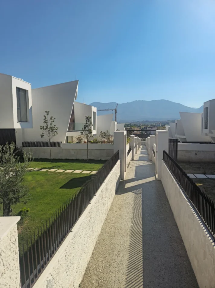 Tirane, shitet Vile Vile 3 Katshe , 440 m² 780.000 € (Prane TEG)
