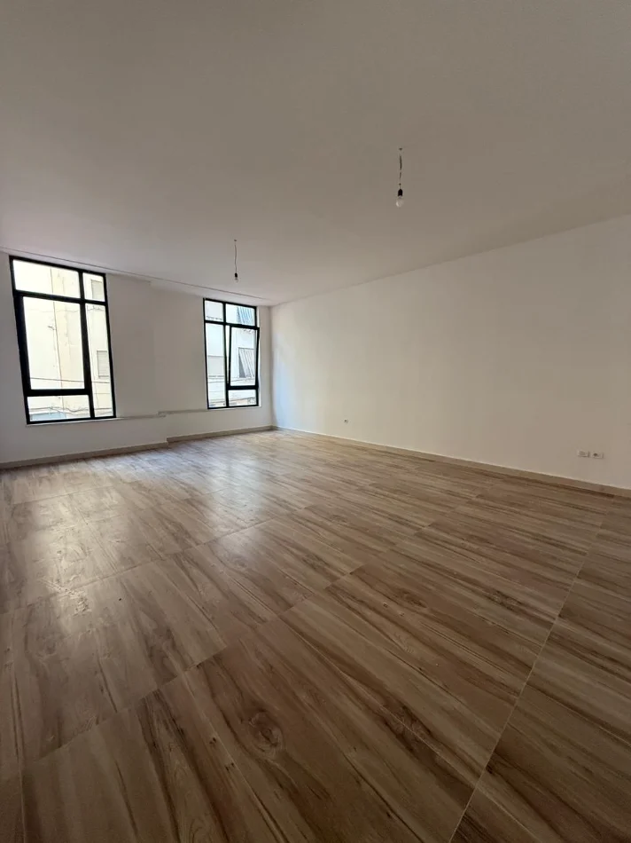 Tirane, jepet me qera zyre Kati 1, 72 m² 1.300 € (QENDER)