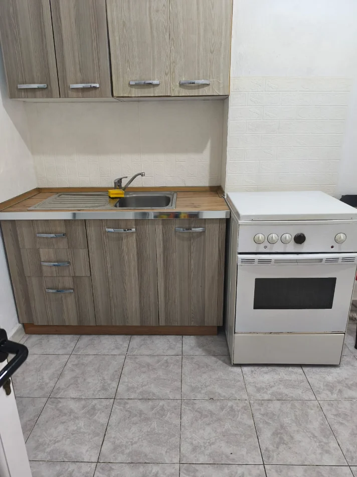 Tirane, jepet me qera apartament 1+1 Kati 1, 45 m² 350 € (21 DHJETORI)