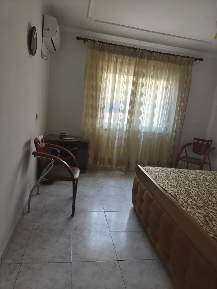 Tirane, jepet me qera apartament 1+1 Kati 1, 45 m² 350 € (21 DHJETORI)