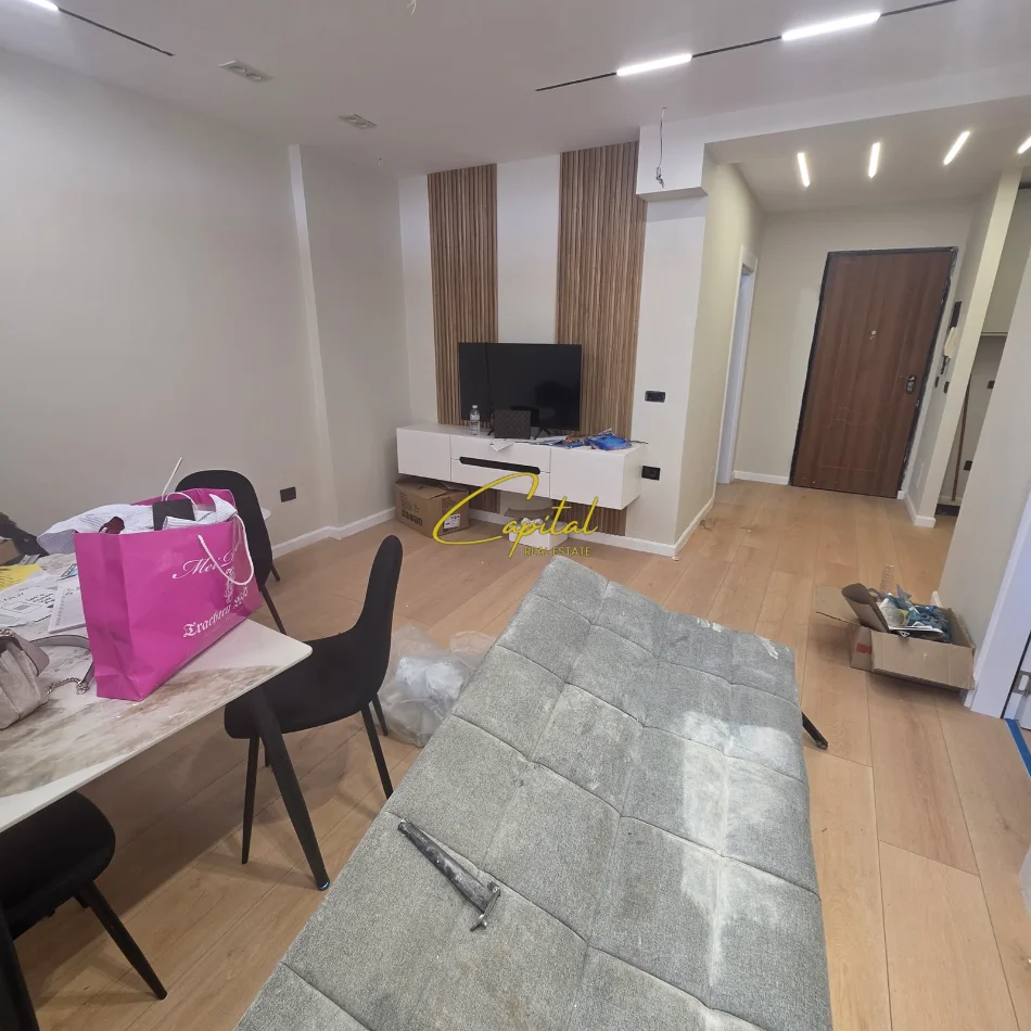 Tirane, jepet me qera apartament 1+1 Kati 11, 80 m² 800 € (RRUGA E KAVAJES)