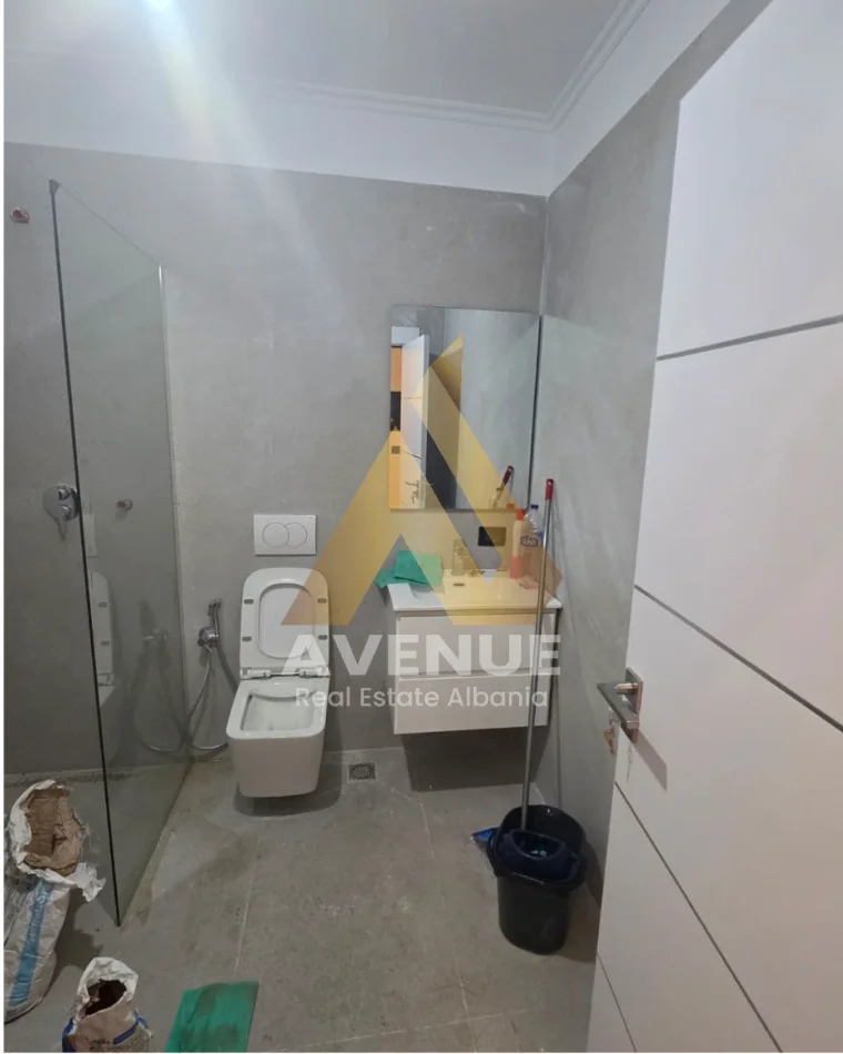 Tirane, jepet me qera apartament 2+1+Ballkon Kati 11, 90 m² 800 € (rruga kavajes)