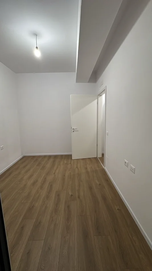 Tirane, jepet me qera apartament 1+1+Ballkon Kati 4, 61 m² 300 € (Ali Demi)