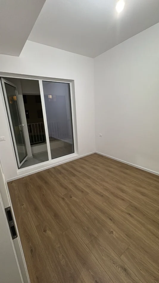Tirane, jepet me qera apartament 1+1+Ballkon Kati 4, 61 m² 300 € (Ali Demi)
