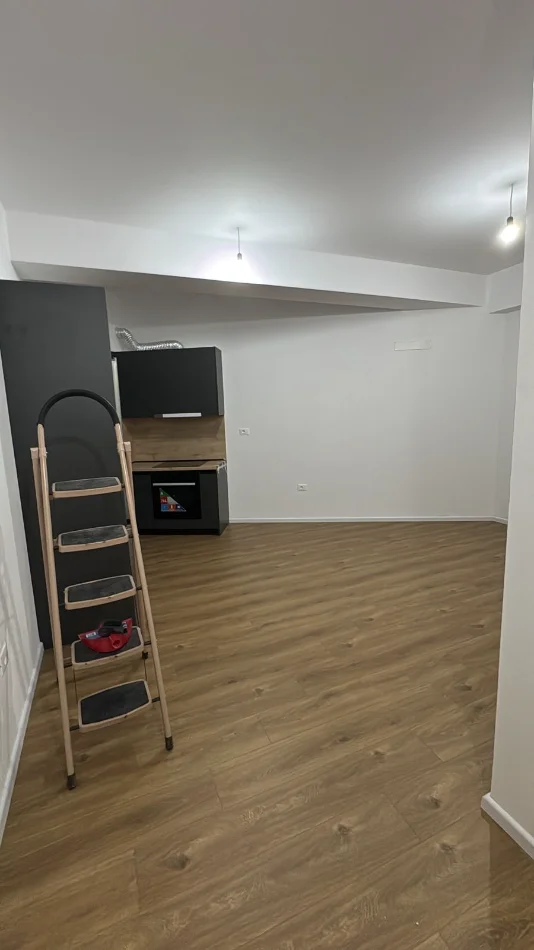 Tirane, jepet me qera apartament 1+1+Ballkon Kati 4, 61 m² 300 € (Ali Demi)