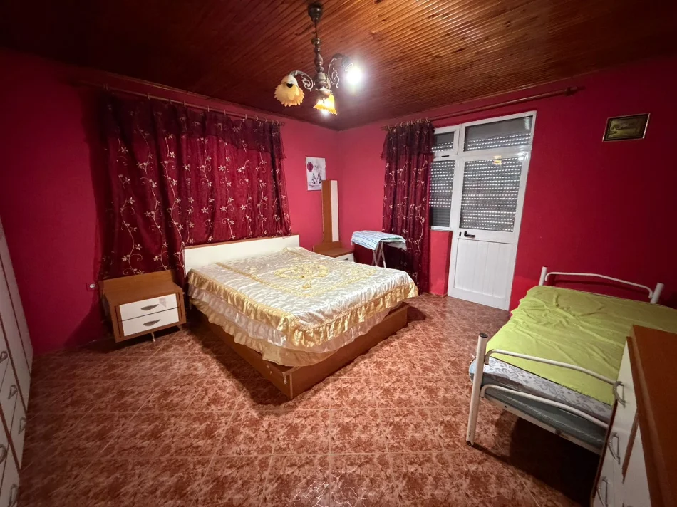 Tirane, jepet me qera shtepi 1+1 Kati 3, 50 m² (Kinostudio)