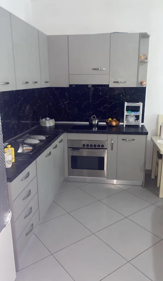 Tirane, jepet me qera apartament 1+1 Kati 4, 80 m² 450 € (RRUGA E DIBRES)