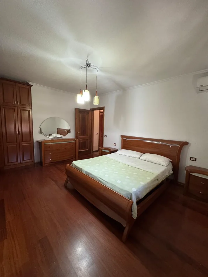 Tirane, jepet me qera apartament 3+1 Kati 8, 190 m² 1.000 € (KOMUNA E PARISIT)