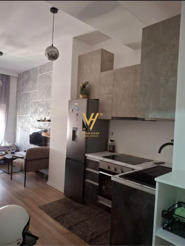 Tirane, jepet me qera apartament 1+1+Ballkon Kati 8, 55 m² 520 € (ALI DEMI)