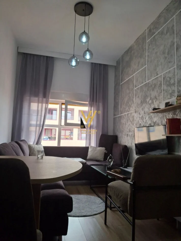 Tirane, jepet me qera apartament 1+1+Ballkon Kati 8, 55 m² 520 € (ALI DEMI)