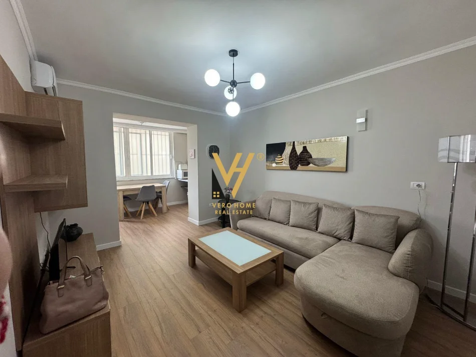 Tirane, jepet me qera apartament 2+1+Ballkon Kati 1, 75 m² 800 € (BLLOK)