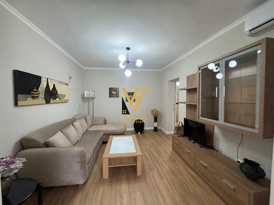 Tirane, jepet me qera apartament 2+1+Ballkon Kati 1, 75 m² 800 € (BLLOK)
