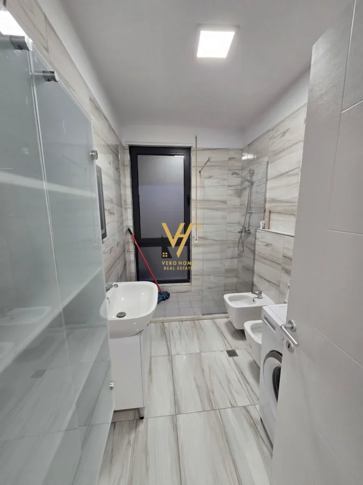 Tirane, jepet me qera apartament 1+1+Ballkon Kati 2, 65 m² 620 € (ALI DEMI)