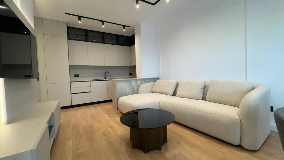 Tirane, jepet me qera apartament 1+1+Ballkon Kati 8, 69 m² 800 € (Rruga Xhanfize Keko)