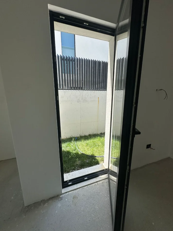 Tirane, shitet Vile Vile 3 Katshe , 280 m² 750.000 € (Liqeni i Thate)
