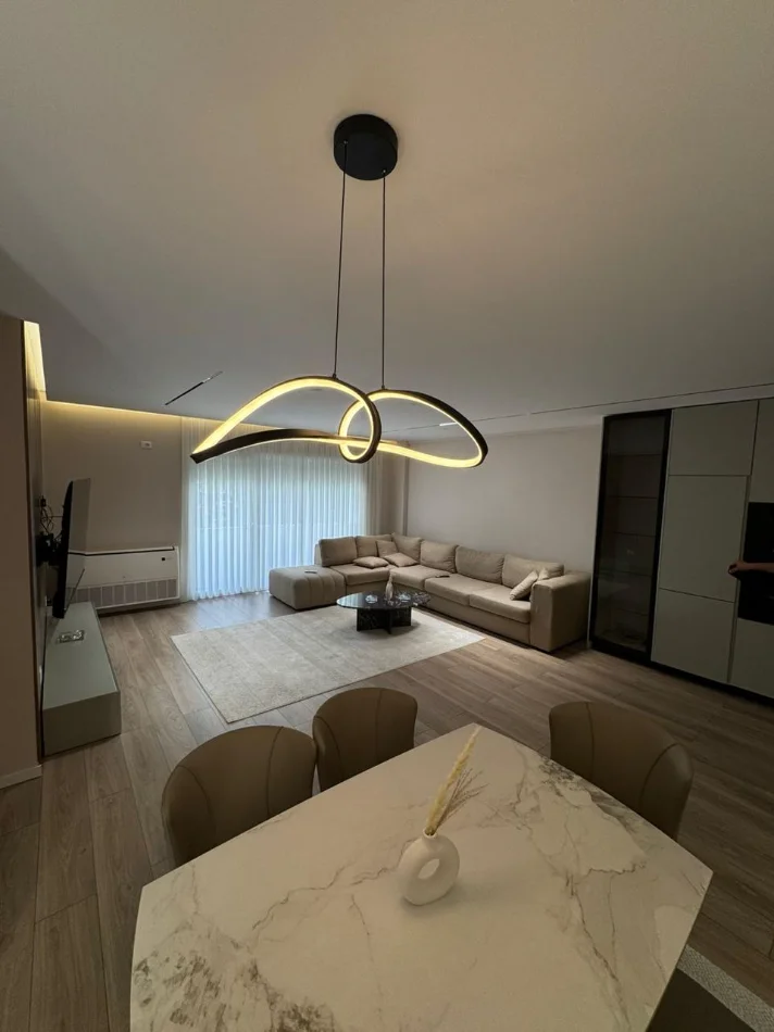 Tirane, jepet me qera apartament 2+1+Ballkon , 110 m² 1.500 € (Liqeni i Thate)