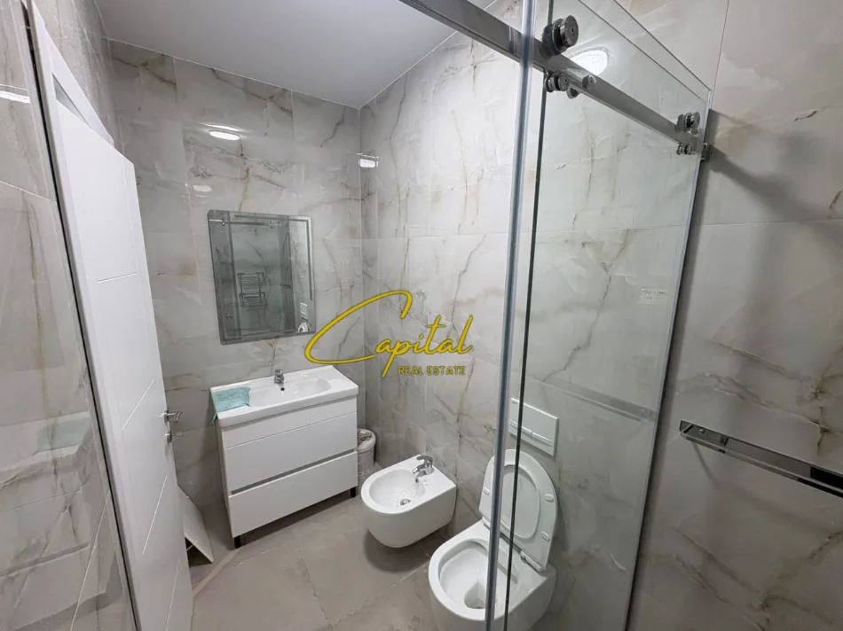 Tirane, jepet me qera apartament 1+1 Kati 2, 62 m² 570 € (LAPRAKE)